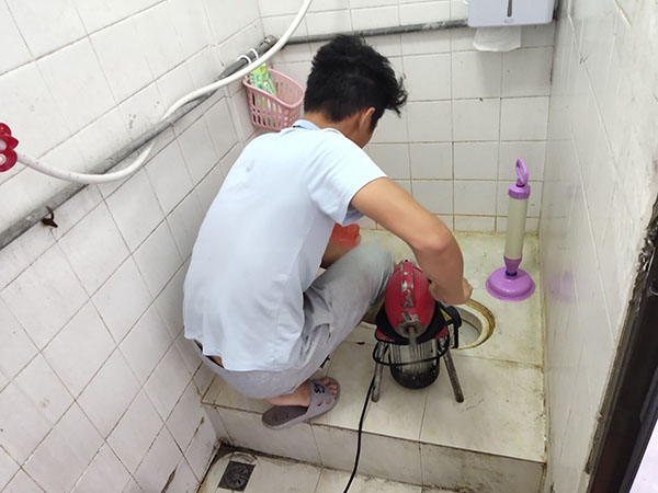 岳阳管道堵塞冒臭气 专业师傅现场解决问题
