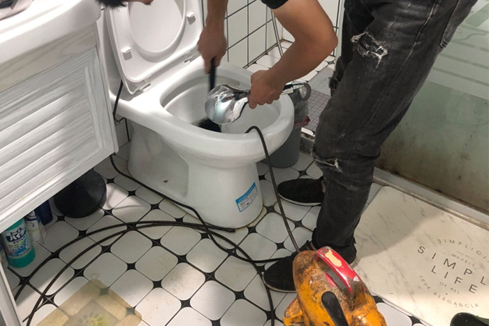 岳阳马桶堵塞自己疏通还是找师傅?专业上门服务让你省时更省心